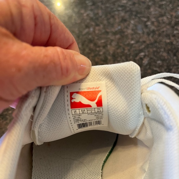 Women’s white Puma sneaker in size 8. - Picture 3 of 4